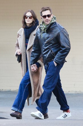 New York, NY - *EXCLUSIVE* - Jake Gyllenhaal and girlfriend Jeanne Cadieu hold hands during a romantic stroll in Manhattan's SoHo neighborhood.  The couple looked stylish and were shopping around the Downtown area a day before Thanksgiving.  Pictured: Jake Gyllenhaal, Jeanne Cadieu BACKGRID USA 23 NOVEMBER 2022 BYLINE MUST READ: BrosNYC / BACKGRID USA: +1 310 798 9111 / usasales@backgrid.com UK: +44 208 344 2007 / uksales@backgrid.com *UK Clients - Pictures Containing Children Please Pixelate Face Prior To Publication*