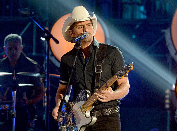 brad-paisely-cma-awards-2014-gty-4