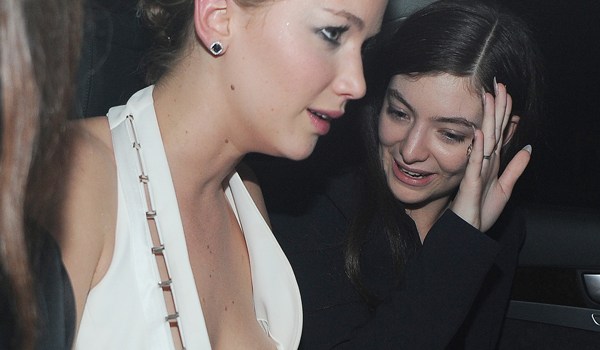 Jennifer Lawrence Laughs Off Boob-Slip Wardrobe Malfunction At 'Mockingjay'  Premiere, After Switching Dresses (PICS)