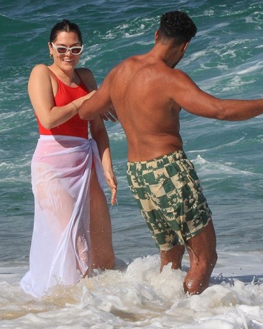 Rio de Janeiro, BRAZIL  - *EXCLUSIVE*  - Singer Jessie J and basketball player Chanan Colman enjoy the hot weather in Rio and go for a dip in the ocean ahead of her live performance tomorrow during Rock in Rio 2022.Pictured: Jessie J, Chanan ColmanBACKGRID USA 8 SEPTEMBER 2022 BYLINE MUST READ: DESI / BACKGRIDUSA: +1 310 798 9111 / usasales@backgrid.comUK: +44 208 344 2007 / uksales@backgrid.com*UK Clients - Pictures Containing ChildrenPlease Pixelate Face Prior To Publication*