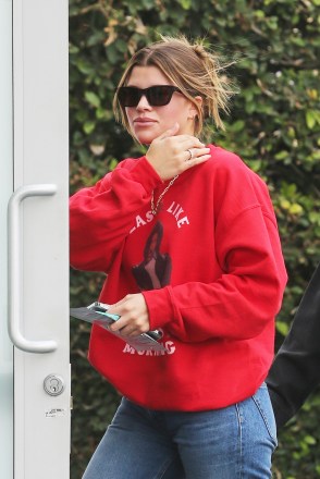 Beverly Hills, CA  - *EXCLUSIVE*  - Sofia Richie is spotted going  to Alo yoga store in Beverly Hills on Monday wearing a Xmas Lionel Richie sweater and a very nice diamond ring on her right ring finger. The young model wore  a red crew that honored her dad Lionel with a holiday take on his famous song, "Easy.''Pictured: Sofia RichieBACKGRID USA 7 DECEMBER 2021 USA: +1 310 798 9111 / usasales@backgrid.comUK: +44 208 344 2007 / uksales@backgrid.com*UK Clients - Pictures Containing ChildrenPlease Pixelate Face Prior To Publication*