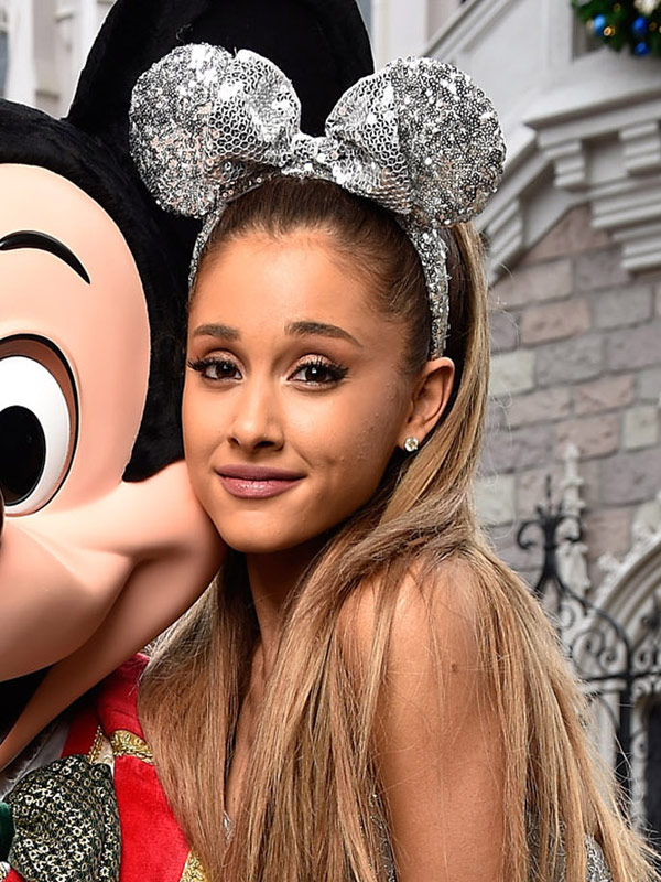 Ariana Grande S Makeup At Disney Christmas Parade Get The Look Hollywood Life