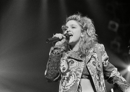 Madonna La star du rock Madonna chante alors qu'elle ouvre sa première tournée nationale la nuit à Seattle.  Elle est connue pour ses disques et films vendus à un million "Cherche désespérément Susan Madonna chanteuse pop rock, Seattle, États-Unis