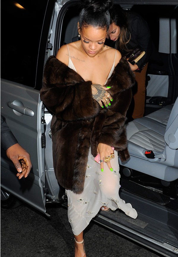 [pic] Rihanna S Nip Slip At British Fashion Awards Riri S Wardrobe Malfunction Hollywood Life