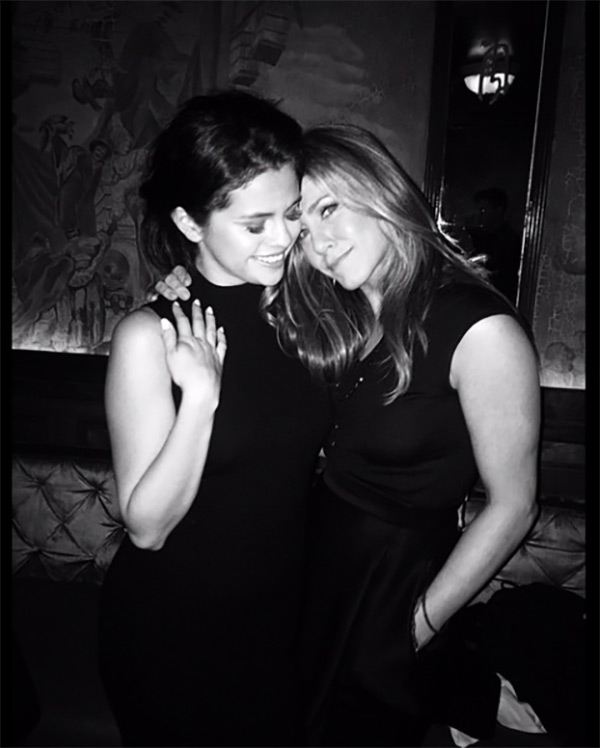 [PIC] Jennifer Aniston & Selena Gomez Hug: Getting Advice About Justin ...