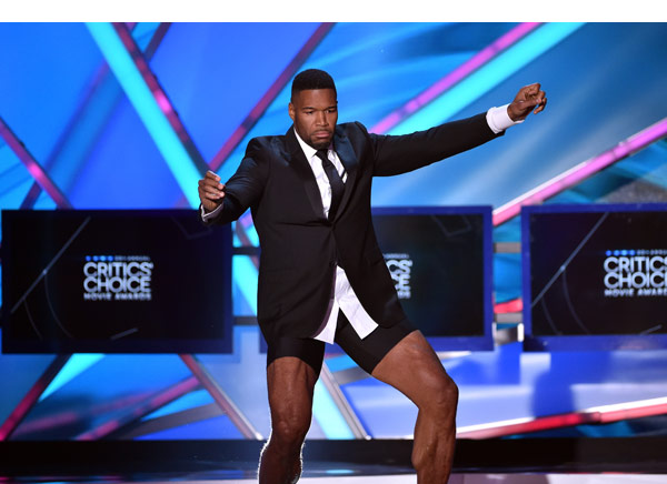 Michael Strahan Hosts Critics’ Choice Awards 2015 He Strips On Stage