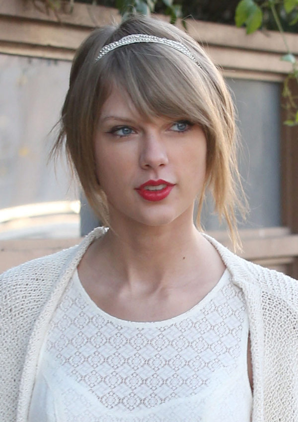 Taylor Swift’s Red Lipstick And Cute Headband In Los Angeles