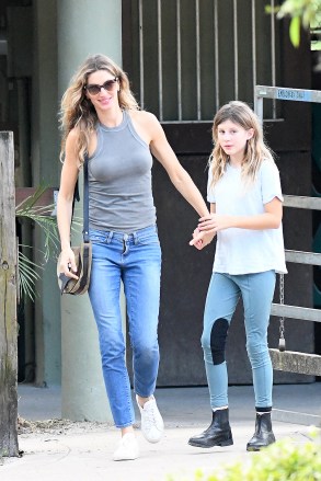 EXCLUSIVE: Newly single Gisele Bundchen looks happy as she takes her daughter Vivian to a riding lesson in Miami. December 10, 2022 Pictured : Gisele Bundchen Photo Credit: MEGA TheMegaAgency.com +1 888 505 6342 (Mega Agency TagID: MEGA925073_047.jpg) [Photo via Mega Agency]