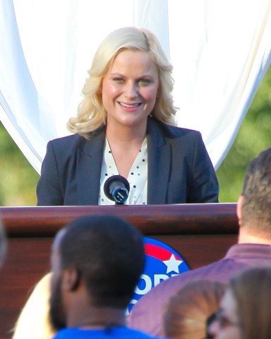 Amy Poehler as Leslie Knope 'Parks and Recreation' TV programme filming, Sherman Oaks, America  - 23 Feb 2012 Amy Poehler was out in Sherman Oaks California shooting scenes of an upcoming episode of her tv show 'Parks and Recreation'