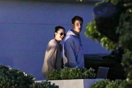 Los Angeles, CA - *EXCLUSIVE* - Singer Shawn Mendes is back in LA and looks very happy to touch base with his boo, Jocelyn, the doctor! The duo was all smiles at Shawn's house after spending Sunday together. Pictured: Shawn Mendes Pictured: Shawn Mendes, Dr. Jocelyne Miranda BACKGRID USA 2 APRIL 2023 USA: +1 310 798 9111 / usasales@backgrid.com UK: +44 208 344 2007 / uksales@backgrid.com *UK Clients - Pictures Containing Children Please Pixelate Face Prior To Publication*