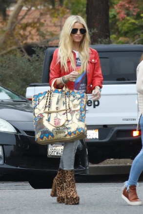Thousand Oaks, CA  - Singer Jessica Simpson shows off her hippy-chic ensemble while arriving at her son's basketball game in Thousand Oaks.Pictured: Jessica SimpsonBACKGRID USA 14 OCTOBER 2022 USA: +1 310 798 9111 / usasales@backgrid.comUK: +44 208 344 2007 / uksales@backgrid.com*UK Clients - Pictures Containing ChildrenPlease Pixelate Face Prior To Publication*
