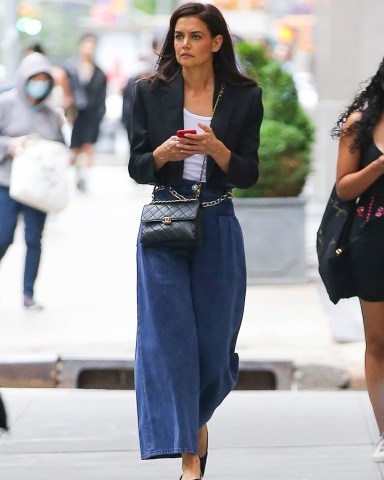 New York, NY  - *EXCLUSIVE*  - Actress Katie Holmes looks stylish in a Chanel bag as we catch her on a leisurely stroll through New York City.  Pictured: Katie Holmes  BACKGRID USA 16 JUNE 2022   BYLINE MUST READ: Ulices Ramales / BACKGRID  USA: +1 310 798 9111 / usasales@backgrid.com  UK: +44 208 344 2007 / uksales@backgrid.com  *UK Clients - Pictures Containing Children Please Pixelate Face Prior To Publication*