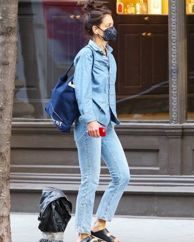 New York, NY  - *EXCLUSIVE*  - Actress Katie Holmes is in her zone as she listens to music during a stroll wearing a denim ensemble in NYC.  Pictured: Katie Holmes  BACKGRID USA 26 APRIL 2022   BYLINE MUST READ: Ulices Ramales / BACKGRID  USA: +1 310 798 9111 / usasales@backgrid.com  UK: +44 208 344 2007 / uksales@backgrid.com  *UK Clients - Pictures Containing Children Please Pixelate Face Prior To Publication*