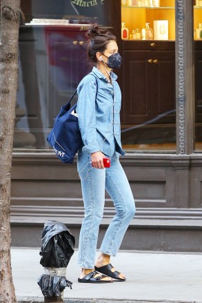 New York, NY - *EXCLUSIVE* - Actress Katie Holmes is in her zone as she listens to music during a walk in a denim ensemble in New York.  Pictured: Katie Holmes BACKGRID USA APRIL 26, 2022 BYLINE MUST READ: Ulices Ramales / BACKGRID USA: +1 310 798 9111 / usasales@backgrid.com UK: +44 208 344 2007 / uksales@backgrid.com *UK Customers - Images containing children Pixelate the face before publication*