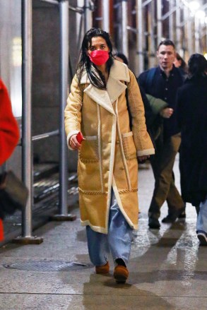 New York City, NY - *EXCLUSIVE* A wet-haired Katie Holmes steps out for the evening in New York City wearing a face mask and a long warm winter coat.  Pictured: Katie Holmes BACKGRID USA 2 MARCH 2023 BYLINE MUST READ: Ulices Ramales / BACKGRID USA: +1 310 798 9111 / usasales@backgrid.com UK: +44 208 344 2007 / uksales@backgrid.com *UK Clients - Pictures Containing Children Please Pixelate Face Prior To Publication*