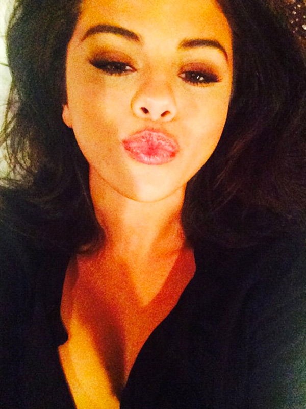 Pic Zedd Selena Gomez Selfie Her Kissy Face Pic For Him Hollywood Life