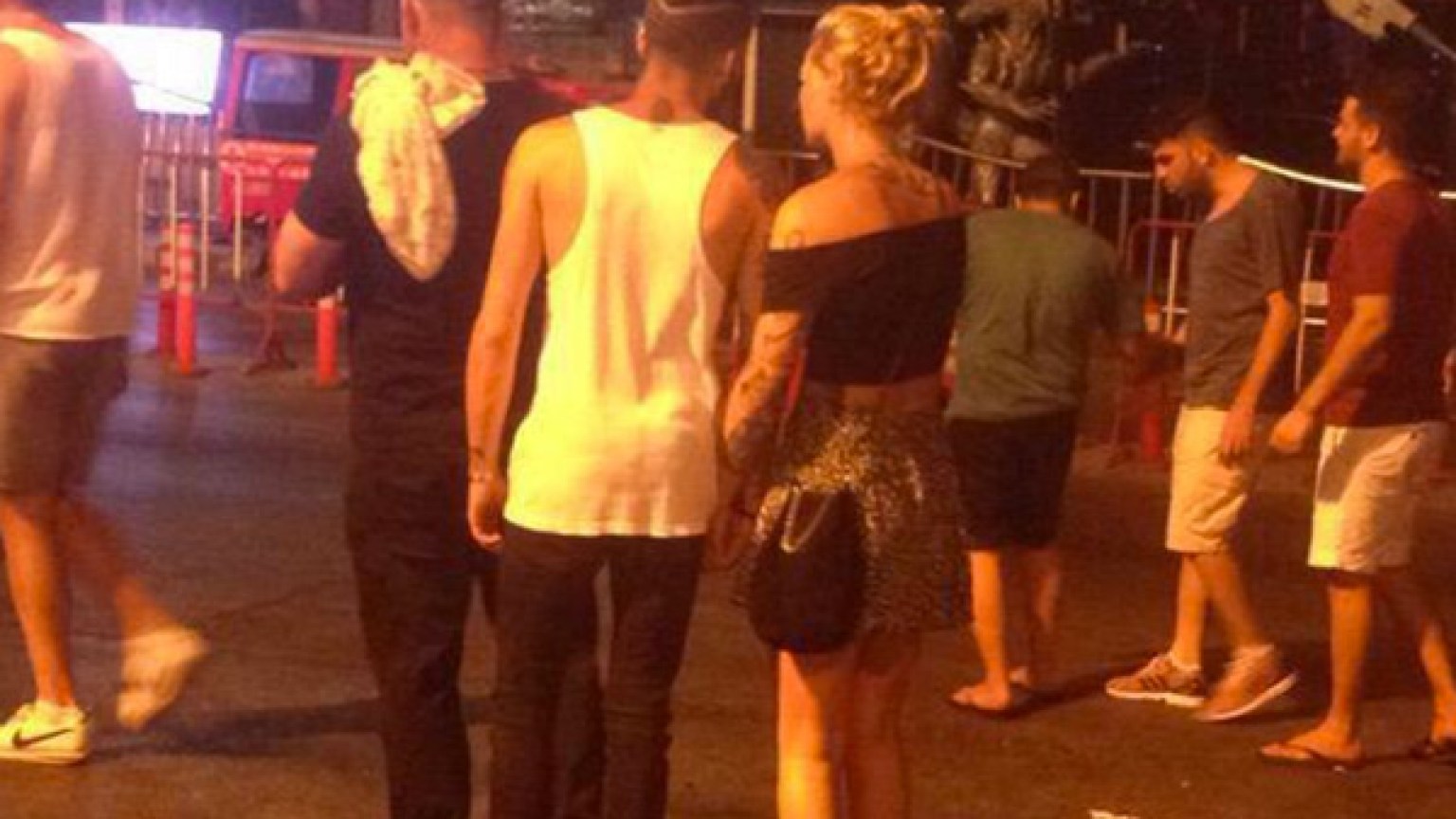 Pics Zayn Malik Cheating On Perrie Edwards Holds Hands With Girl In Thailand Hollywood Life 