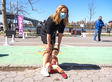 Amy Schumer ve oğlu Gene Fischer, New York'un Queens ilçesindeki Astoria Park'ta görülüyor.  NY PopsUp, New York'ta 6 Eylül 2021'e kadar devam edecek yüzlerce pop-up performansıyla devam eden bir festivaldir. PopsUp festivali New York, ABD - 30 Mart 2021