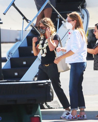 Oahu, HI  - *EXCLUSIVE*  - Jennifer Aniston boards a plane as she leaves Oahu after finishing filming scenes for 'Murder Mystery 2'.  Pictured: Jennifer Aniston  BACKGRID USA 9 FEBRUARY 2022   USA: +1 310 798 9111 / usasales@backgrid.com  UK: +44 208 344 2007 / uksales@backgrid.com  *UK Clients - Pictures Containing Children Please Pixelate Face Prior To Publication*