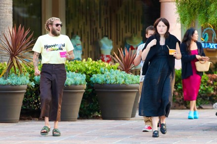 Malibu, CA - *EXCLUSIVE* - Happy new parents Jonah Hill and Olivia Millar go out for ice cream with family in Malibu. Pictured: Jonah Hill, Olivia Millar BACKGRID USA 28 JUNE 2023 BYLINE MUST READ: @MALIBUUSTARS YOUTUBE / BACKGRID USA: +1 310 798 9111 / usasales@backgrid.com UK: +44 208 344 2007 / uksales@backgrid.com *UK Clients - Pictures Containing Children Please Pixelate Face Prior To Publication*
