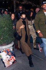 *EXCLUSIVE* New York City, NY  - Zoe Kravitz, Channing Tatum, Jason Momoa, and his kids were spotted walking back from dinner this evening in New York City.Pictured: Jason Momoa, Zoe KravitzBACKGRID USA 28 FEBRUARY 2022BYLINE MUST READ: BlayzenPhotos / BACKGRIDUSA: +1 310 798 9111 / usasales@backgrid.comUK: +44 208 344 2007 / uksales@backgrid.com*UK Clients - Pictures Containing Children
Please Pixelate Face Prior To Publication*