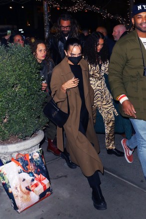 *EXCLUSIVE* New York City, NY - Zoe Kravitz, Channing Tatum, Jason Momoa and their children were spotted walking back from dinner tonight in New York City.  Pictured: Jason Momoa, Zoe Kravitz BACKGRID USA 28 FEBRUARY 2022 BYLINE MUST READ: BlayzenPhotos / BACKGRID USA: +1 310 798 9111 / usasales@backgrid.com UK: +44 208 344 2007 / uksales@backgrid.com *UK Clients - Pictures Containing kids Pixelate face before publication*