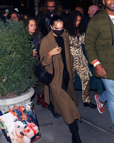*EXCLUSIVE* New York City, NY  - Zoe Kravitz, Channing Tatum, Jason Momoa, and his kids were spotted walking back from dinner this evening in New York City.  Pictured: Jason Momoa, Zoe Kravitz  BACKGRID USA 28 FEBRUARY 2022   BYLINE MUST READ: BlayzenPhotos / BACKGRID  USA: +1 310 798 9111 / usasales@backgrid.com  UK: +44 208 344 2007 / uksales@backgrid.com  *UK Clients - Pictures Containing Children Please Pixelate Face Prior To Publication*