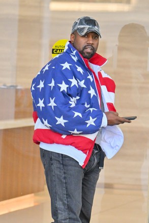 Kanye West, kiliseden sonra Sherman Oaks'ta bir toplantıya gidiyor.  Kanye, büyük boy bir Amerikan bayrağı bombardıman ceketi giyerken görüldü.  27 Kasım 2022 Resimde: Kanye West.  Fotoğraf kaynağı: @CelebCandidly/ Snorlax / MEGA TheMegaAgency.com +1 888 505 6342 (Mega Ajans Etiket Kimliği: MEGA921309_001.jpg) [Photo via Mega Agency]