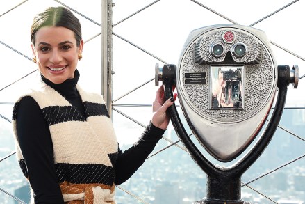 Lea Michele participa do show de luzes natalino de 2019 do Empire State Building, em Nova YorkLea Michele e Empire State Building 2019 Holiday Light Show, Nova York, EUA - 03 de dezembro de 2019