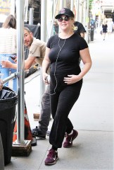EXCLUSIVE: New Mom Amy Schumer proudly shows off her C- Section Scar while out and about in NY. 12 Jun 2019 Pictured: Amy Schumer. Photo credit: KAT / MEGA TheMegaAgency.com +1 888 505 6342 (Mega Agency TagID: MEGA442780_007.jpg) [Photo via Mega Agency]