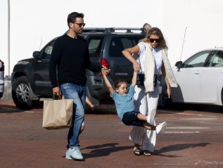 Malibu, CA  - *EXCLUSIVE*  - Scott Disick takes Sofia Richie and the kids for lunch at Taverna Tony in Malibu and the kids seem to be enjoying their time! Penelope and Reign take turns swinging under Scott and Sofia. 

Pictured: Scott Disick and Sofia Richie

Pictured: Scott Disick, Sofia Richie, Penelope Disick, Reign Disick

BACKGRID USA 17 MAY 2019 

USA: +1 310 798 9111 / usasales@backgrid.com

UK: +44 208 344 2007 / uksales@backgrid.com

*UK Clients - Pictures Containing Children
Please Pixelate Face Prior To Publication*