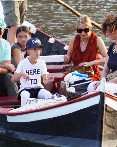 Florence, ITALY  - *EXCLUSIVE* Sarah Michelle Gellar and Freddie Prinze Jr enjoy their vacation with their family in Florence, Italy. The family visited the Uffizi Gallery in the morning, then they went inside the Duomo, the cathedral of Florence. In the evening they boarded a boat and sailed along the Arno River, and passed under the Ponte Vecchio.Pictured: Sarah Michelle Gellar, Freddie Prinze JrBACKGRID USA 13 JULY 2023 USA: +1 310 798 9111 / usasales@backgrid.comUK: +44 208 344 2007 / uksales@backgrid.com*UK Clients - Pictures Containing ChildrenPlease Pixelate Face Prior To Publication*