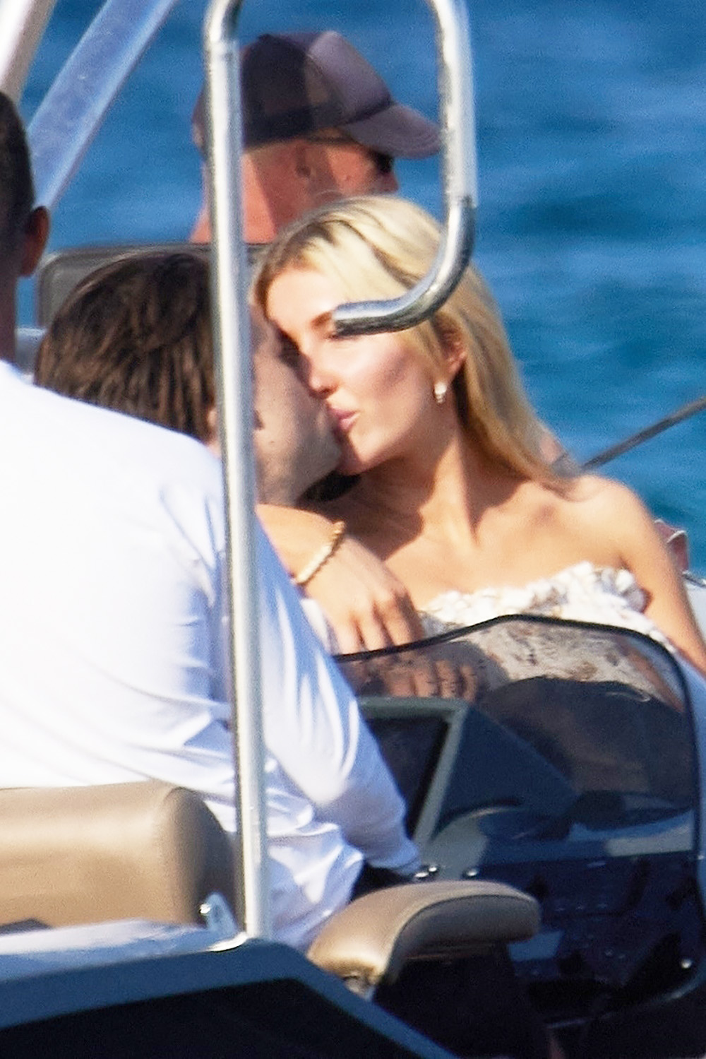 Saint-Tropez, FRANKREICH – Liam Payne und Katie Cassidy werden beim Verlassen des Strandes auf einem Schlauchboot in Saint-Tropez gesehen.  Im Bild: Liam Payne, Katie Cassidy BACKGRID USA 23. JULI 2023 BYLINE MUSS LESEN: Bestes Bild / BACKGRID USA: +1 310 798 9111 / usasales@backgrid.com UK: +44 208 344 2007 / uksales@backgrid.com *Kunden aus Großbritannien – Bilder, auf denen Kinder zu sehen sind, bitte vor der Veröffentlichung das Gesicht verpixeln*