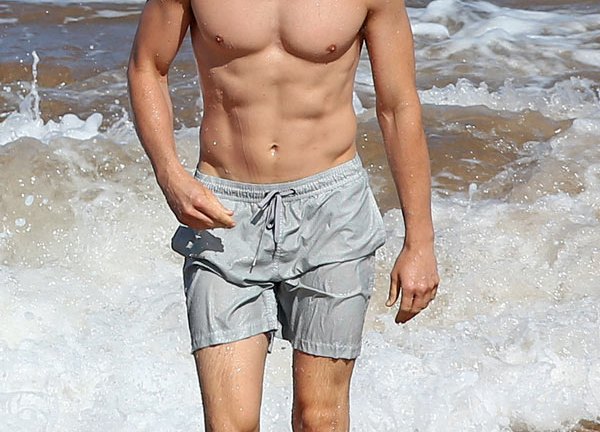 [PIC] Matt Bomer Shirtless On Vacation In Hawaii – Hollywood Life