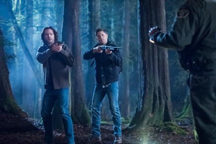 Sobrenatural -- "No entres en el bosque" -- Número de imagen: SN1416B_0145b.jpg -- En la foto (LR): Jared Padalecki como Sam y Jensen Ackles como Dean -- Foto: Dean Buscher/The CW -- © 2019 The CW Network, LLC.  Reservados todos los derechos.