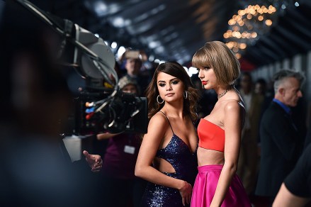 Selena Gomez, solda ve Taylor Swift, Los Angeles'taki Staples Center'da düzenlenen 58. yıllık Grammy Ödülleri'ne geliyor 58. Yıllık Grammy Ödülleri - Gelenler, Los Angeles, ABD - 15 Şubat 2016