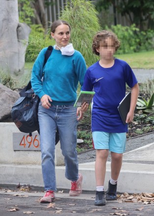 Los Angeles, CA  - *EXCLUSIVE* Proud mother Natalie Portman hugs her son Aleph as she picks him up from a friend's house in LA. Aleph holds a FIFA 22 Xbox game while talking to the actress as she stops him for a hug on the way to the car.  Pictured: Natalie Portman  BACKGRID USA 17 JANUARY 2022   USA: +1 310 798 9111 / usasales@backgrid.com  UK: +44 208 344 2007 / uksales@backgrid.com  *UK Clients - Pictures Containing Children Please Pixelate Face Prior To Publication*