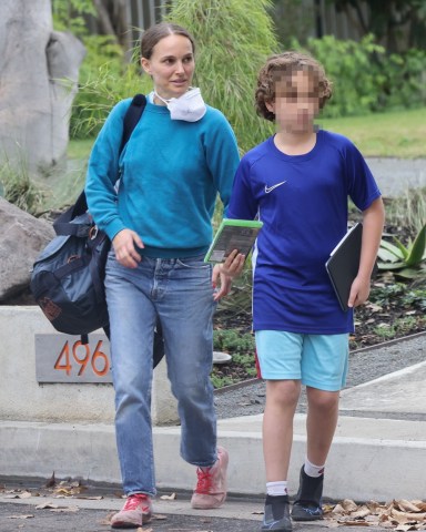 Los Angeles, CA  - *EXCLUSIVE* Proud mother Natalie Portman hugs her son Aleph as she picks him up from a friend's house in LA. Aleph holds a FIFA 22 Xbox game while talking to the actress as she stops him for a hug on the way to the car.  Pictured: Natalie Portman  BACKGRID USA 17 JANUARY 2022   USA: +1 310 798 9111 / usasales@backgrid.com  UK: +44 208 344 2007 / uksales@backgrid.com  *UK Clients - Pictures Containing Children Please Pixelate Face Prior To Publication*