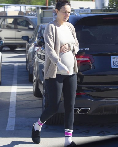 Los Angeles, CA  - *EXCLUSIVE*  - Pregnant Rumer Willis is seen holding her stomach looking like she is in pain as she walks out of a hospital in Culver City .Pictured: Rumer WillisBACKGRID USA 24 JANUARY 2023 BYLINE MUST READ: no byline@backgrid.com / BACKGRIDUSA: +1 310 798 9111 / usasales@backgrid.comUK: +44 208 344 2007 / uksales@backgrid.com*UK Clients - Pictures Containing ChildrenPlease Pixelate Face Prior To Publication*