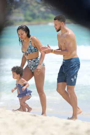 Kailua, HI  - *EXCLUSIVE*  - NBA superstar Stephen Curry and his family were seen enjoying a lovely day on the beach in Kailua, Hawaii. Steph enjoyed a couple of beers before going for a swim with his wife Ayesha and their two daughters Ryan and Riley.Pictured: Stephen CurryBACKGRID USA 22 JUNE 2017 USA: +1 310 798 9111 / usasales@backgrid.comUK: +44 208 344 2007 / uksales@backgrid.com*UK Clients - Pictures Containing ChildrenPlease Pixelate Face Prior To Publication*