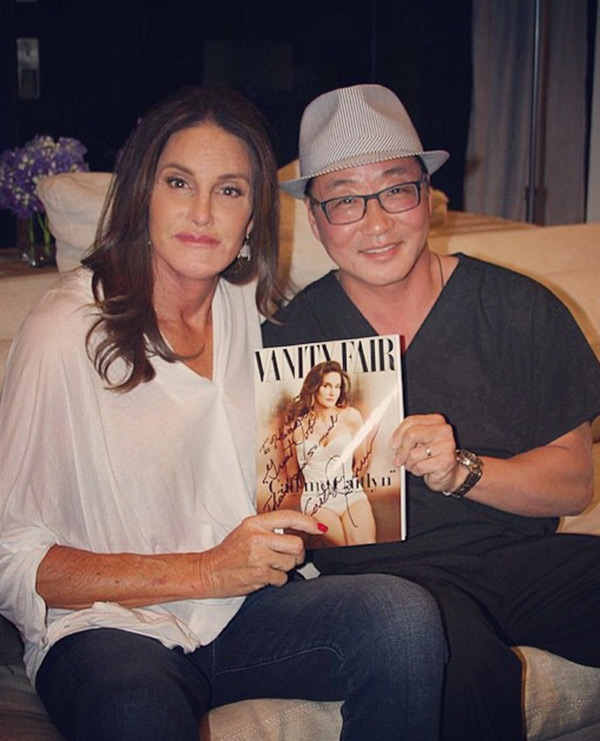 [PIC] Caitlyn Jenner Thanks Plastic Surgeon, Poses For New