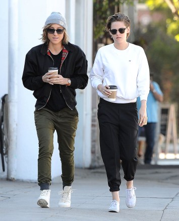 Alicia Cargile and Kristen Stewart
Kristen Stewart out and about, Los Angeles, America - 23 Jan 2015
Kristen Stewart out for some coffee in Los Feliz