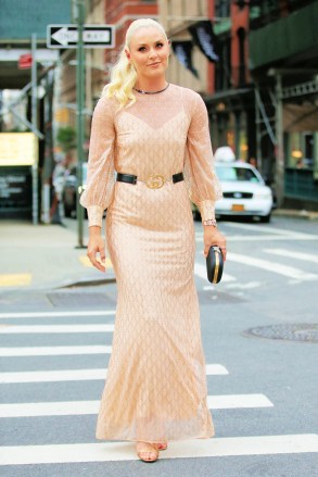 Lindsey Vonn deslumbra con un vestido de Gucci con tacones dorados en la ciudad de Nueva York : +49 175 3764 166photodesk@splashnews.comDerechos mundiales