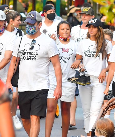 EXCLUSIVE: Matt Damon and Luke Hemsworth are part of the 'Birthday Squad' as they celebrate Matt's daughter's birthday at Disneyland. The entire group was seen wearing matching shirts which read 'Birthday Squad' aside from his daughter Gia who wore the 'Birthday Girl' Shirt. This trip comes after Matt has moved back to the US from Australia and he admitted stopping the use of the homophobic F-word slur. 19 Aug 2021 Pictured: Matt Damon, Luke Hemsworth, Luciana Barroso. Photo credit: MEGA TheMegaAgency.com +1 888 505 6342 (Mega Agency TagID: MEGA779869_002.jpg) [Photo via Mega Agency]