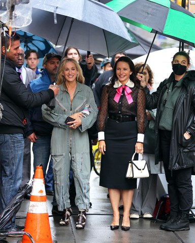 Sarah Jessica Parker and Kristin Davis are all smiles braving the rain to film at the "And Just Like That" season 2 set in Uptown, Manhattan.Pictured: Sarah Jessica Parker,Kristin DavisRef: SPL5491277 051022 NON-EXCLUSIVEPicture by: Jose Perez / SplashNews.comSplash News and PicturesUSA: +1 310-525-5808London: +44 (0)20 8126 1009Berlin: +49 175 3764 166photodesk@splashnews.comWorld Rights