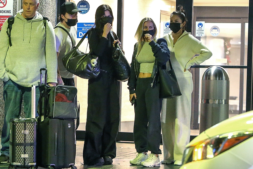 Palm Beach, FL - *EXCLUSIVE* -Selena Gomez, Brooklyn Beckham, Nicola Peltz and Selena's BFF Raquelle Stevens are ready for a departing flight from Miami this weekend after spending the Thanksgiving holiday together. The group moves through the terminal together keeping their heads down and remaining discreet. Brooklyn is traveling with his dog on a leash and his wife Nicola is carrying a small puppy in her bag .Pictured: Nicola Peltz, Brooklyn Beckham, Selena Gomez, Raquelle Stevens BACKGRID USA NOVEMBER 29, 2022 USA: +1 310 798 9111 / usasales@backgrid.com UK: +44 208 344 2007 / uksales@backgrid. com *UK Customers - Images containing children, please pixelate face before publishing *