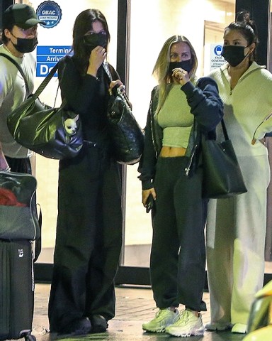 Palm Beach, FL  - *EXCLUSIVE*  -Selena Gomez, Brooklyn Beckham, Nicola Peltz and Selena's BFF Raquelle Stevens are ready for a flight out of Miami over the weekend after spending the Thanksgiving holiday together. The group moves through the terminal together keeping their heads down and remaining lowkey. Brooklyn travels with his dog on a leash and his wife Nicola is seen carrying a small puppy in her bag.

Pictured: Nicola Peltz, Brooklyn Beckham, Selena Gomez, Raquelle Stevens

BACKGRID USA 29 NOVEMBER 2022 

USA: +1 310 798 9111 / usasales@backgrid.com

UK: +44 208 344 2007 / uksales@backgrid.com

*UK Clients - Pictures Containing Children
Please Pixelate Face Prior To Publication*
