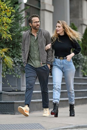 Blake Lively wears a black turtle neck paired with faded jeans, Louis Vuitton boots with Gucci belt and matching shoulder bag while out on a romantic walk with Ryan Reynolds in New York CityPictured: Blake Lively,Ryan ReynoldsRef: SPL5278107 021221 NON-EXCLUSIVEPicture by: SplashNews.comSplash News and PicturesUSA: +1 310-525-5808London: +44 (0)20 8126 1009Berlin: +49 175 3764 166photodesk@splashnews.comWorld Rights