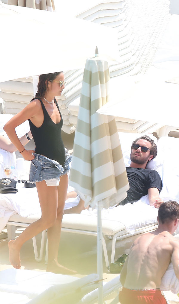 Chloe-Bartoli-scott-disick-cheating-mystery-woman-beach-cozy-kourtney-kardashian-LA-kids-spl--11