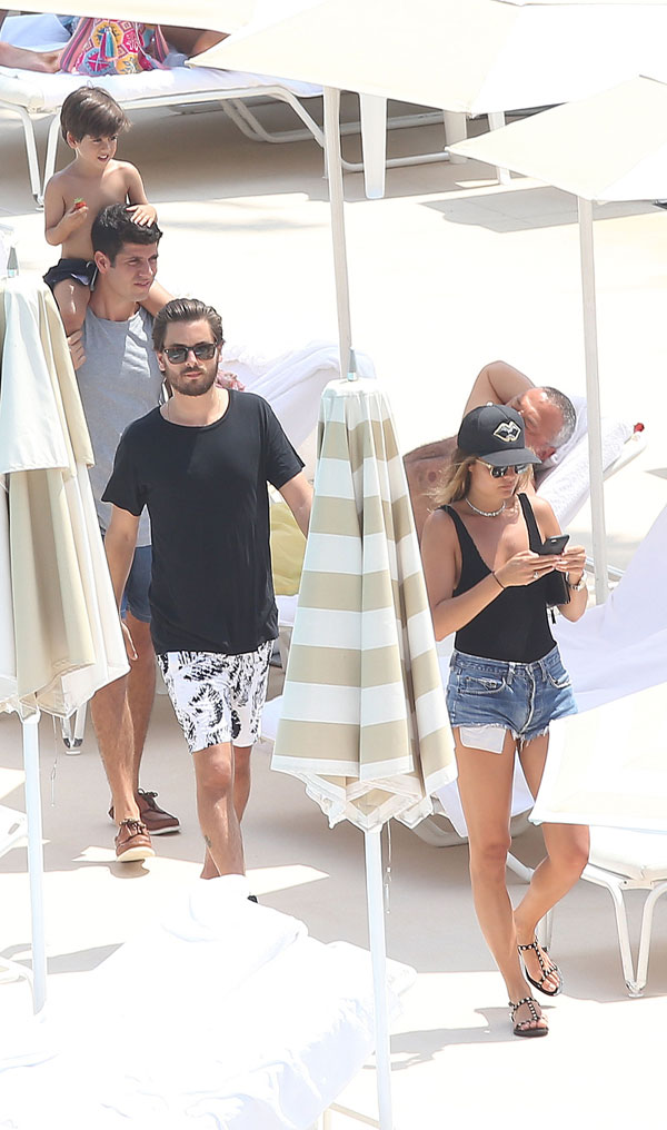 Chloe-Bartoli-scott-disick-cheating-mystery-woman-beach-cozy-kourtney-kardashian-LA-kids-spl--12